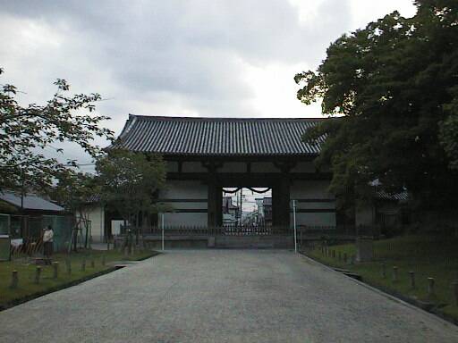 平時の転害門を境内から見る