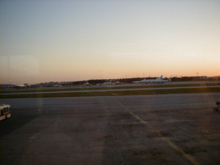 �ꥹ�ܥ������ͼ���(The sunset at Lisboa airport)