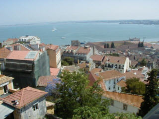 ���󡦥���른���뤫�鸫������ե����϶�(The view of Alfama from Castelo de Sao Jorge)