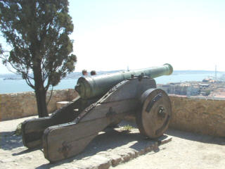 ���󡦥���른����ξ��ɤˤ�����ˤ(The gun on the wall of Castelo de Sao Jorge)