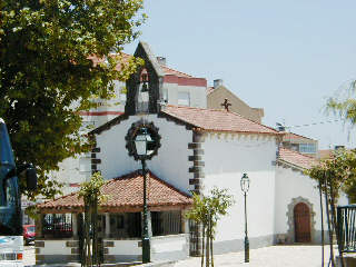 �쥹�ȥ��᤯�ζ���(A church near from the restaurant)