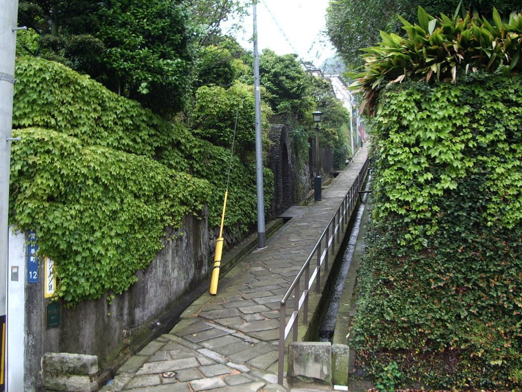ふるさとの街・長崎の写真。南山手のどんどん坂