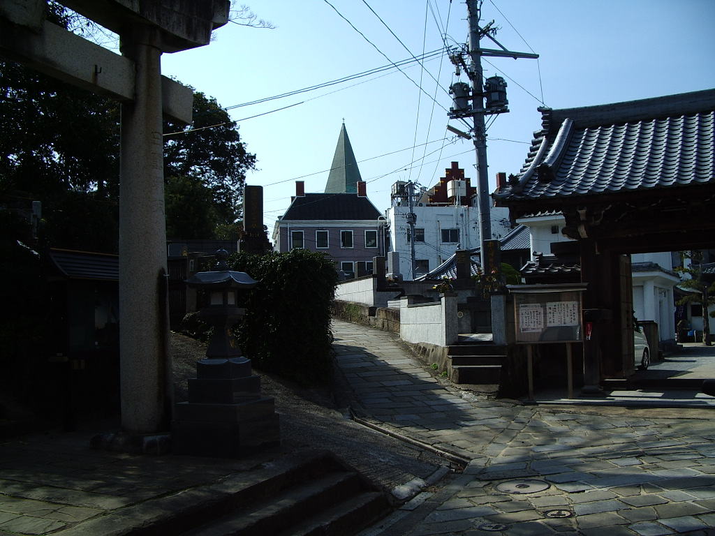 ふるさとの街、長崎の風景写真。神社の鳥居とお寺の山門、教会の屋根が一緒に一度に見える